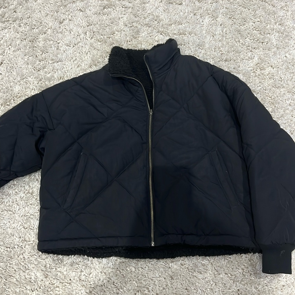 American Eagle reversible puffer jacket with fur! Black jacket waist length